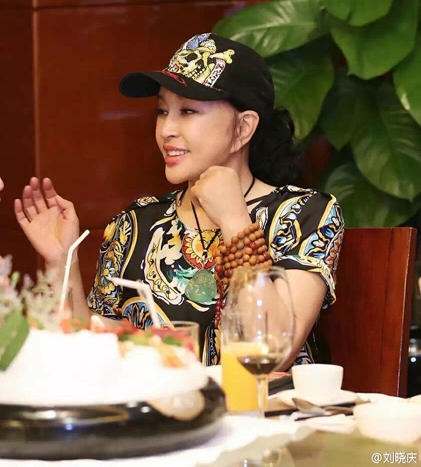 "Võ Tắc Thiên" Lưu Hiểu Khánh trẻ đẹp đáng ngưỡng mộ - 1
Lưu Hiểu Khánh tham dự một buổi tiệc cùng một nhóm bạn tại nhà hàng ở Trung Quốc, tháng 3/2016. Ngôi sao nổi tiếng ăn mặc rất trẻ trung và cá tính. Gương mặt trẻ trung khiến bà trở thành tâm điểm của bàn tiệc.