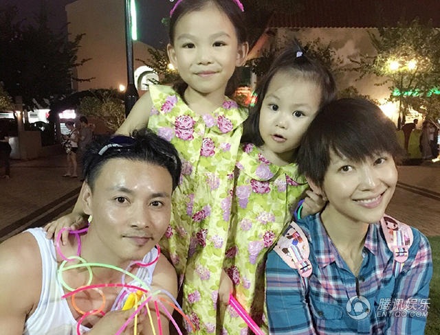 Những gia đình nghệ sĩ hạnh phúc nhất làng giải trí Hoa ngữ - 2
Thái Thiếu Phân và chồng trẻ Trương Trấn chính thức trở thành người một nhà vào năm 2011 sau 3 năm hò hẹn tìm hiểu. Cuộc hôn nhân của họ được chứng thực bằng sự ra đời lần lượt của hai cô con gái vô cùng tình cảm và đáng yêu. Thái Thiếu Phân luôn ủng hộ chồng và thậm chí chấp nhận lui về hậu trường để chồng tỏa sáng. Trương Trấn giờ đã là một trong những ngôi sao hạng A của làng giải trí Hoa ngữ.