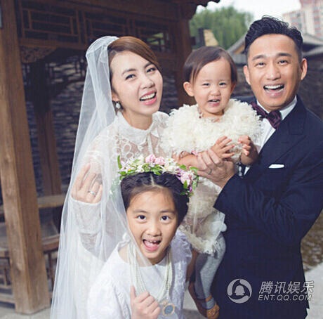 Những gia đình nghệ sĩ hạnh phúc nhất làng giải trí Hoa ngữ - 3
Nam diễn viên Huỳnh Lỗi và Tôn Lệ đã có với nhau 2 cô con gái. Cả bốn người trong gia đình Huỳnh Lỗi đều có vẻ ngoài khá giống nhau. Nam diễn viên hạng A của màn ảnh Hoa ngữ chọn một cuộc sống lặng lẽ, khép kín và ít chia sẻ về gia đình trên mặt báo để bảo vệ các con.