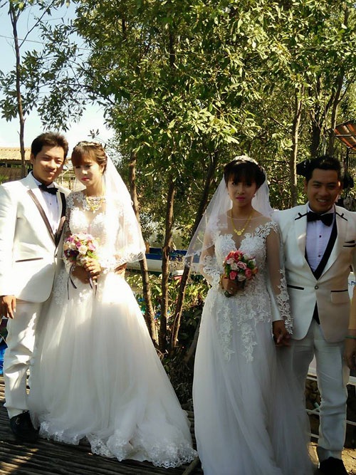 Nhìn vào bức hình này, khó có thể nhận ra đâu là cặp anh-chị, đâu là cặp em