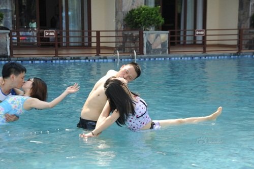 Thi hôn nhau dưới nước với nhiều tư thế "khó đỡ" - 9 Thi hôn nhau dưới nước với nhiều tư thế "khó đỡ" - 9