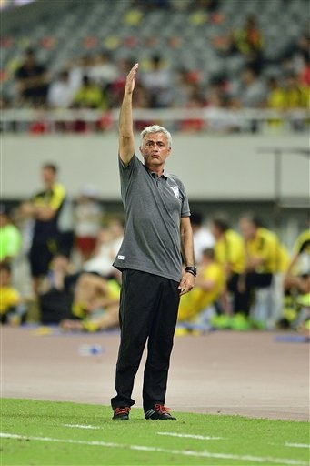 Cung bậc cảm xúc của Mourinho ở trận thua đầu tiên tại MU - 5
Vị chiến lược gia người Bồ Đào Nha giơ thẳng cánh tay phải báo hiệu cho các học trò trên sân