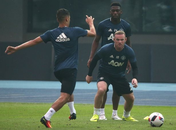 MU, Man City tập luyện chăm chỉ trước trận đại chiến - 7
Rooney trong một pha tranh bóng với đồng đội