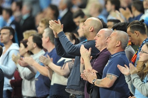 Những khoảnh khắc cuối cùng của Joe Hart trong màu áo Man City - 6 
Sự ủng hộ lớn từ cổ động viên Man City cho thấy họ vẫn tin tưởng thủ thành này