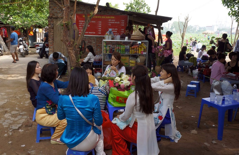 Áo dài, áo yếm đọ dáng cùng sen dưới nắng nóng - 16 Các chủ đầm còn kinh doanh thêm nhiều dịch vụ giải khát, trông xe, phục vụ ăn nhẹ