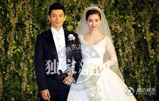 Kỷ niệm 1 năm ngày cưới, Huỳnh Hiểu Minh - Angelababy hò hẹn như tình nhân - 11
Đám cưới diễn ra vào tháng 10/2015 của Huỳnh Hiểu Minh và Angelababy đã tiêu tốn khá nhiều giấy mực của truyền thông Trung Quốc.