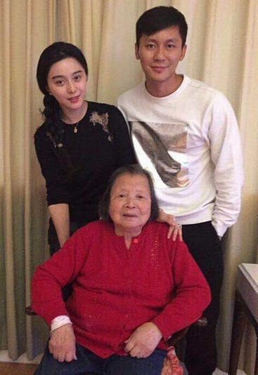 Phạm Băng Băng xinh như nữ sinh trung học bên bạn trai - 11
Phạm Băng Băng về thăm gia đình bạn trai vào năm 2015, điều này chứng tỏ mối quan hệ giữa hai người đã tiến lên bước mới.