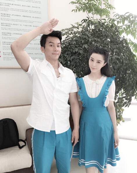 Phạm Băng Băng xinh như nữ sinh trung học bên bạn trai - 1
Phạm Băng Băng và Lý Thần diện trang phục học sinh khi xuất hiện tại một sự kiện gần đây. Cặp đôi trông trẻ trung và nhí nhảnh như học sinh trung học dù cả hai đều đã ngoài 30 tuổi.