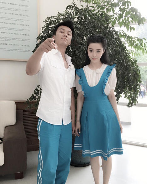 Phạm Băng Băng xinh như nữ sinh trung học bên bạn trai - 2
Lý Thần và Phạm Băng Băng không chỉ là người yêu, mà còn là đồng nghiệp thân thiết. Kể từ khi công khai tình cảm vào tháng 5 năm ngoái, họ liên tục nắm tay nhau tham gia các sự kiện. Sự kết đôi của họ giúp cả hai ngày một nổi tiếng và kiếm được bộn tiền.