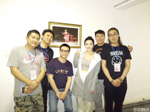 
Ngôi sao nổi tiếng chụp hình cùng những người bạn.
