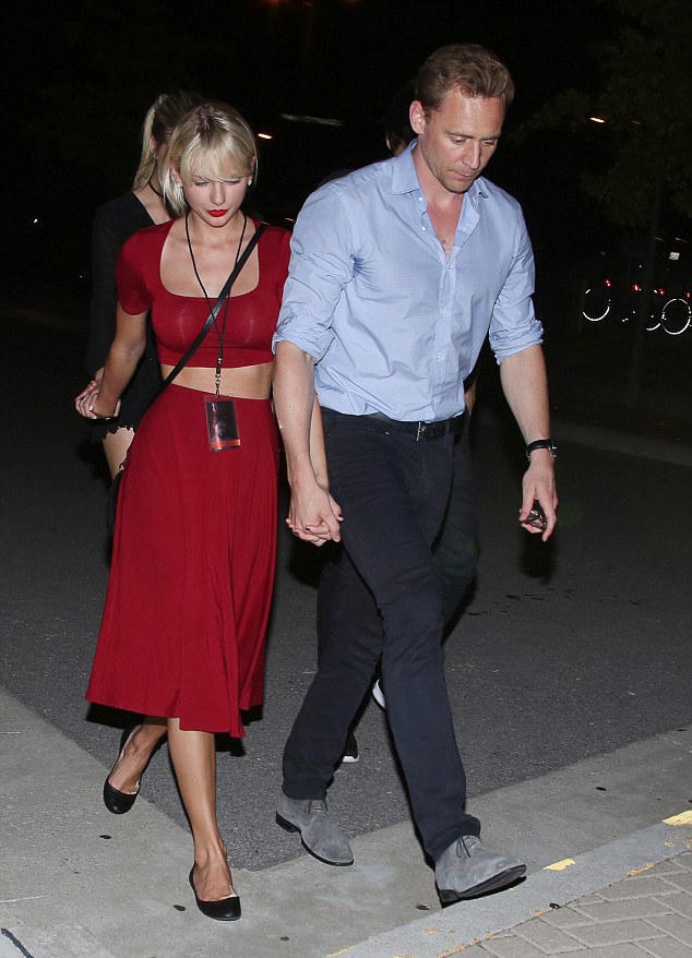 
Trước khi hò hẹn với Taylor, Tom từng có tin đồn tình cảm với các nữ đồng nghiệp. Trong bài phỏng vấn vào tháng 4 vừa rồi, Tom khẳng định, anh là người cẩn trọng trong các mối quan hệ tình cảm và rất sợ cảm giác quá gần gũi.
