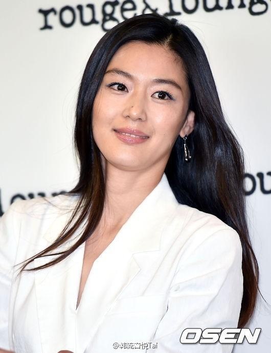 “Cô nàng ngổ ngáo” Jeon Ji Hyun tái xuất ấn tượng sau vài tháng sinh con - 5
Đây là sự kiện giải trí đầu tiên mà cô góp mặt kể từ khi sinh con trai đầu lòng vào tháng 2/2016. Sau gần nửa năm ở ẩn để tập trung vào việc chăm sóc thiên thần nhỏ, Jeon Ji Hyun bắt đầu rục rịch lên kế hoạch trở lại với công việc.
