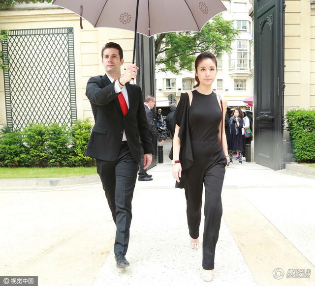 
Cũng có thông tin cho rằng, Lâm Tâm Như vội vàng công khai mối quan hệ với Hoắc Kiến Hoa vì cô đang mang bầu khi để lộ vòng hai đầy đặn hơn thường lệ trong bộ jumpsuit này.
