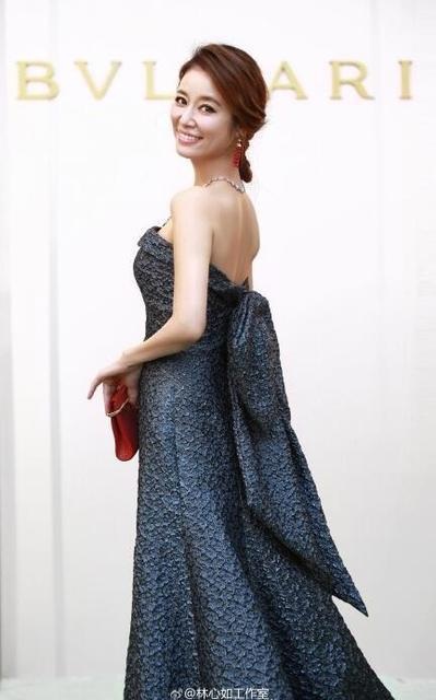 
Tham dự sự kiện khác tại Paris, Lâm Tâm Như diện đầm trễ vai khoe dáng vóc thon thả.
