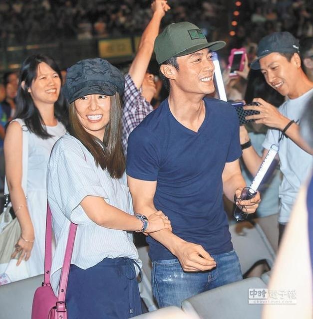 
Hoắc Kiến Hoa và Lâm Tâm Như dắt tay nhau đi xem ca nhạc vào tuần trước. Đây là lần đầu tiên họ đi cùng nhau kể từ khi thừa nhận đang yêu vào tháng 6/2016.
