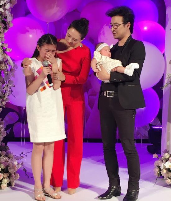 Chương Tử Di hạnh phúc với cuộc sống bình yên bên con gái cưng - 4
Con gái riêng của Wang Feng có mối quan hệ thân thiết với Chương Tử Di. Cô chia sẻ, cô luôn nghĩ con của Wang Feng như con gái của mình. Con gái riêng của Wang Feng thường xuyên tới nhà riêng của vợ chồng anh để thăm em gái.