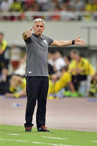 Cung bậc cảm xúc của Mourinho ở trận thua đầu tiên tại MU - 6
Bất chấp những sự chỉ đạo rất quyết liệt của Mourinho bên ngoài đương biên, MU vẫn thi đấu rất bế tắc