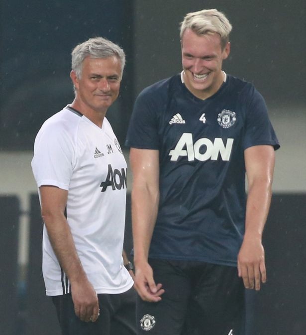 MU, Man City tập luyện chăm chỉ trước trận đại chiến - 8
Mourinho cười đùa cùng Jones trên sân tập. Hậu vệ người Anh đã thực sự sung sức và sẵn sàng cho mùa giải mới