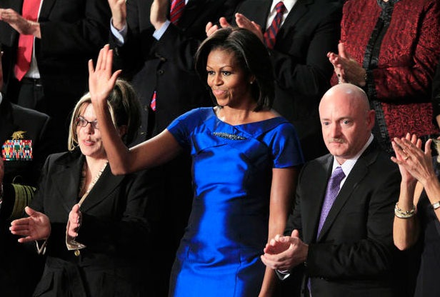 Những bộ trang phục ấn tượng nhất của đệ nhất phu nhân Mỹ Michelle Obama - 16
Bà chủ Nhà Trắng mặc váy xanh của nhà thiết kế Barbara Tfank khi lắng nghe thông điệp liên bang của ông Obama tháng 1/2012.