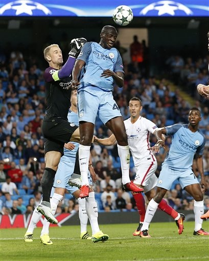 Những khoảnh khắc cuối cùng của Joe Hart trong màu áo Man City - 7 
Hart đấm bóng trong một quả treo bóng của đối phương. Thủ môn của Man City đã chơi hay trong trận đấu này