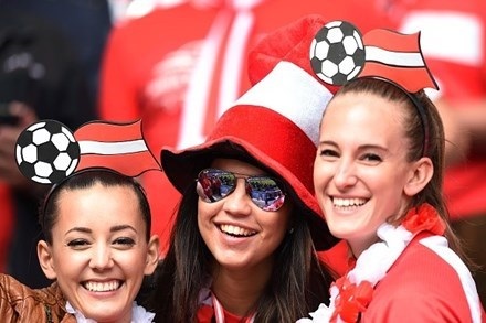 Say đắm miền gái đẹp trên khán đài EURO - 17 Say đắm miền gái đẹp trên khán đài EURO - 17