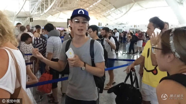 Hậu đám cưới, Lâm Tâm Như lộ bụng bầu "lùm lùm" - 3
Chú rể mới Hoắc Kiến Hoa vui vẻ trước tình cảm phóng viên dành cho hai vợ chồng anh.