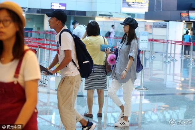 Lâm Tâm Như diện đồ lùng thùng giấu bụng bầu - 2
Lâm Tâm Như diện quần jeans trắng, áo sơ mi rộng thùng thình để giấu bụng bầu, kết hợp với giày thể thao.