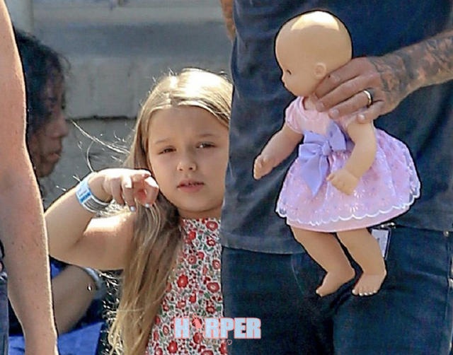 
Harper từng chơi bóng đá tại trường và với các anh ruột. Trong khi mẹ ruột của cô bé thì tiết lộ, cô nhóc 5 tuổi thích chọn trang phục theo ý mình.
