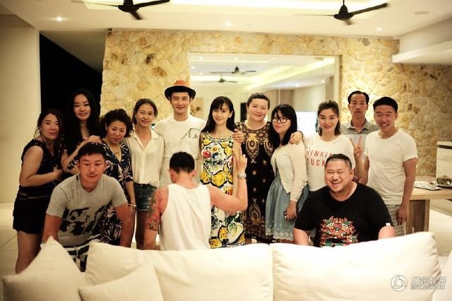 Vợ chồng Angelababy đoàn tụ cùng đại gia đình trong dịp Trung thu - 3
Bức ảnh đại gia đình hạnh phúc được Huỳnh Hiểu Minh khoe trên trang cá nhân kèm theo dòng ghi chú Trung thu, cả nhà đoàn viên.