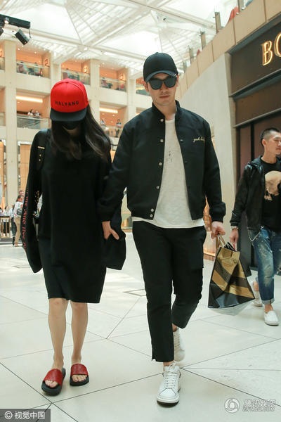 Vợ chồng Angelababy đoàn tụ cùng đại gia đình trong dịp Trung thu - 5
Một nguồn tin thân cận cho hay, cha mẹ hai bên gia đình đều rất mừng khi Angelababy mang thai. Nhưng theo phong tục của châu Á, họ kiêng thông báo tin vui trong ba tháng đầu.