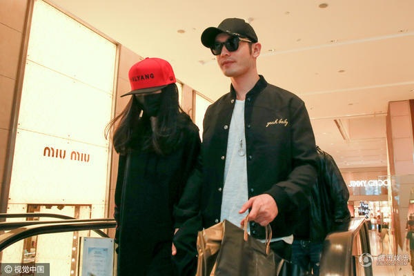 Vợ chồng Angelababy đoàn tụ cùng đại gia đình trong dịp Trung thu - 4
Một nhân chứng kể lại rằng, họ bắt gặp Angela Baby tại bệnh viện phụ sản, cô nhận ra người đẹp Hoa ngữ tới đây để kiểm tra sức khỏe dù cô đã đeo khẩu trang kín mặt. Người này còn tiết lộ, họ nhìn thấy cả sổ khám sức khỏe của Angela Baby, trong đó có ghi mang thai được 15 tuần, tức khoảng hơn 3 tháng.