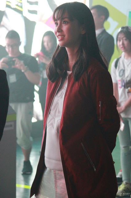 Vợ chồng Angelababy đoàn tụ cùng đại gia đình trong dịp Trung thu - 8
Vòng hai to bất thường của Angelababy lọt vào ống kính của giới truyền thông khi cô xuất hiện tại một sự kiện, tháng 9/2016.