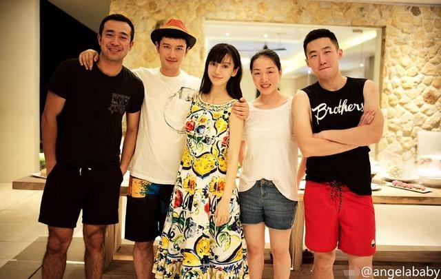 Vợ chồng Angelababy đoàn tụ cùng đại gia đình trong dịp Trung thu - 1
Angelababy dịu dàng bên anh chị em của mình trong dịp Trung thu, vốn được xem là dịp để gia đình đoàn viên tại châu Á. Ngôi sao xinh đẹp trang điểm nhẹ nhàng và mặc váy rộng.