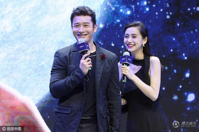 Huỳnh Hiểu Minh nắm chặt tay "bà xã" Angelababy trên sân khấu - 9
Dù kết hôn, Angelababy vẫn làm việc chăm chỉ. Ngay sau đám cưới, cặp đôi hầu như không có thời gian hưởng tuần trăng mật, mà lao vào công việc ngay lập tức. Việc quá bận rộn với sự nghiệp của hai người cũng khiến tin đồn hôn nhân rạn nứt giữa họ xuất hiện.