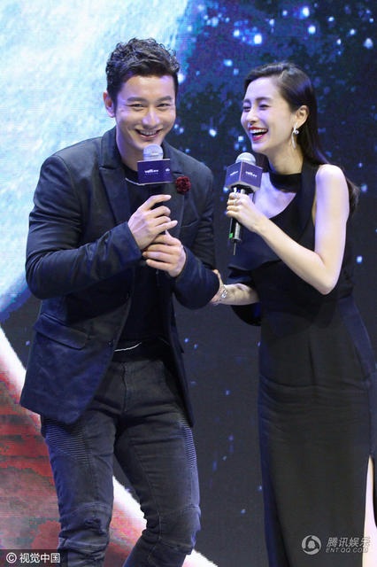 Huỳnh Hiểu Minh nắm chặt tay "bà xã" Angelababy trên sân khấu - 8
Huỳnh Hiểu Minh và Angelababy là một trong những cặp vợ chồng nổi tiếng nhất làng giải trí châu Á.