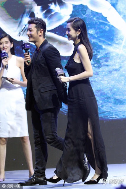 Huỳnh Hiểu Minh nắm chặt tay "bà xã" Angelababy trên sân khấu - 7
Bà bầu tin đồn Angelababy vẫn đi giày cao gót.