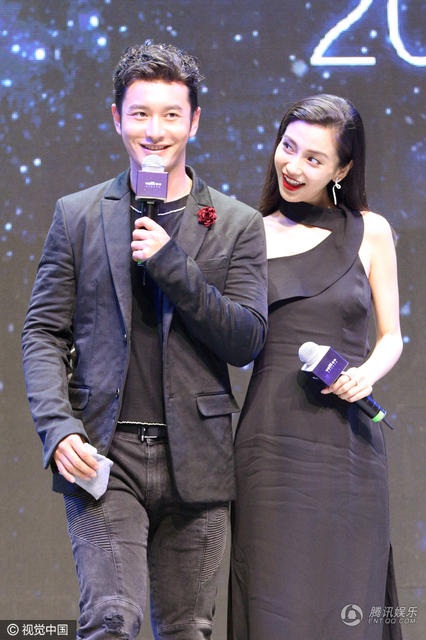 Huỳnh Hiểu Minh nắm chặt tay "bà xã" Angelababy trên sân khấu - 4
Suốt cả sự kiện, Huỳnh Hiểu Minh không rời vợ nửa bước. Anh luôn chăm chút và để ý cô. Cặp đôi làm đám cưới hoành tráng vào mùa thu năm ngoái sau một thời gian dài hò hẹn.