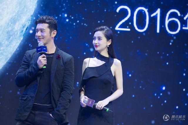 Huỳnh Hiểu Minh nắm chặt tay "bà xã" Angelababy trên sân khấu - 2
Angelababy khoe nước da trắng ngần và gương mặt đẹp hoàn hảo. Có thông tin cho rằng, nữ diễn viên xinh đẹp đang mang bầu khoảng 3 tháng nhưng chưa dám công bố.