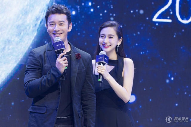Huỳnh Hiểu Minh nắm chặt tay "bà xã" Angelababy trên sân khấu - 1
Angelababy và Huỳnh Hiểu Minh cùng xuất hiện trên sân khấu của một sự kiện, ngày 22/9. Trông cả hai rất đẹp đôi!