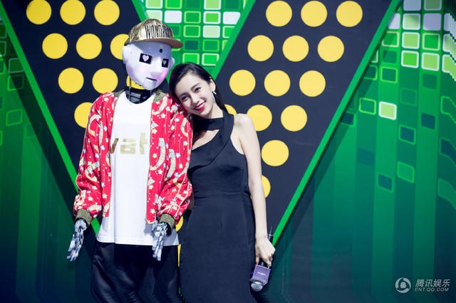 Huỳnh Hiểu Minh nắm chặt tay "bà xã" Angelababy trên sân khấu - 13
Cặp đôi tiếp tục khiến không khí của sự kiện thêm sôi nổi với màn kết đôi thú vị ở nửa sau chương trình.