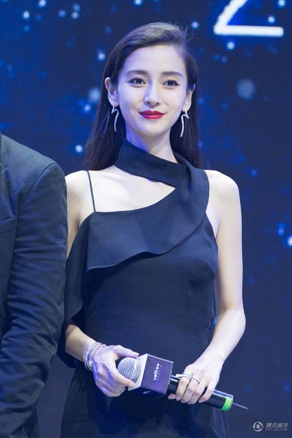 Huỳnh Hiểu Minh nắm chặt tay "bà xã" Angelababy trên sân khấu - 12
Nữ diễn viên xinh đẹp thực sự đang mang thai?