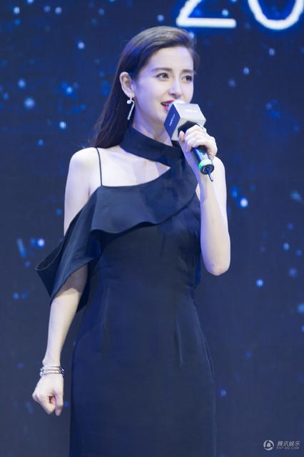 Huỳnh Hiểu Minh nắm chặt tay "bà xã" Angelababy trên sân khấu - 11 Huỳnh Hiểu Minh nắm chặt tay "bà xã" Angelababy trên sân khấu - 11