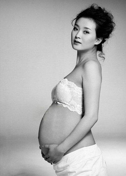 
Nữ diễn viên xinh đẹp từng chụp ảnh kỷ niệm lúc cô mang thai vào năm 2005.
