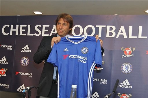 Conte chính thức ra mắt Chelsea - 7
Vị chiến lược gia của Chelsea giơ chiếc áo đấu của đội bóng ở mùa giải mới