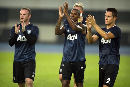 MU, Man City tập luyện chăm chỉ trước trận đại chiến - 9
Các cầu thủ MU cảm ơn khán giả đã tới theo dõi họ tập luyện