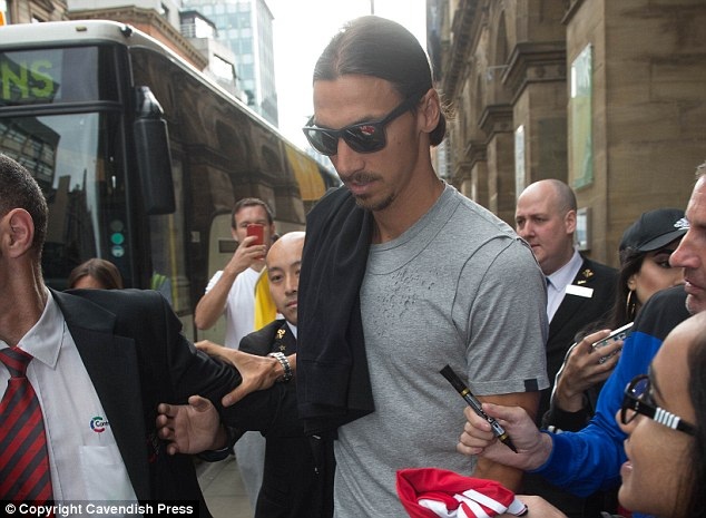 Zlatan Ibrahimovic có buổi tập đầu tiên cùng MU - 9
Các nhân viên của MU và khách sạn phải rất vất vả mới đưa được tiền đạo này ra ngoài để tới buổi tập của MU