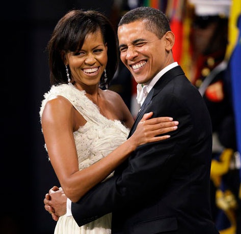 Những bộ trang phục ấn tượng nhất của đệ nhất phu nhân Mỹ Michelle Obama - 17
Vợ chồng ông Obama tại tiệc khiêu vũ mừng lễ nhậm chức tổng thống ngày 20/1/2009. Bộ váy trắng của bà Michelle do nhà thiết kế Jason Wu thực hiện.