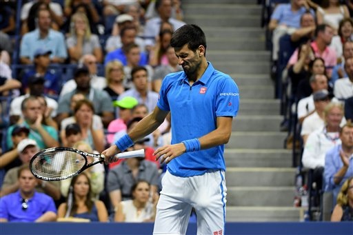 Nhìn lại chiến thắng ngọt ngào của Wawrinka trước Djokovic - 7
Tay vợt người Serbia hiện đang xếp số 1 thế giới đau đớn mạnh trong set 4 bởi ngón chân của anh bị chảy máu