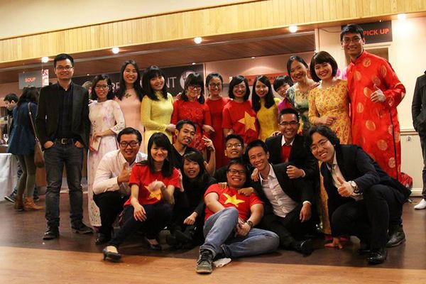 Tây mặc áo dài, nhảy sạp đón Tết cùng người Việt - 19
Mọi người chụp ảnh lưu niệm mừng chương trình thành công tốt đẹp.