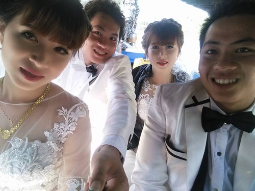 Hai cặp đôi rước dâu trên cùng một chiếc xuồng.